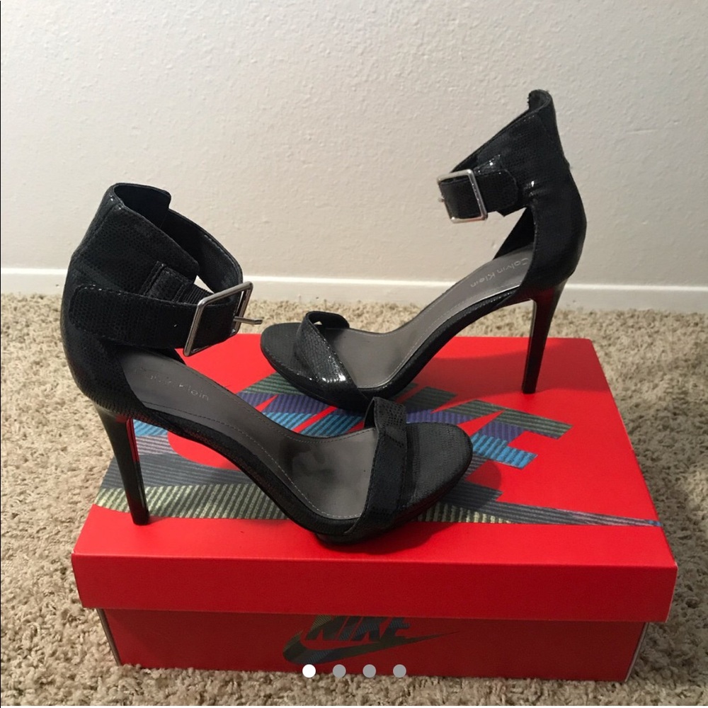 Lizard heels, black, shiny